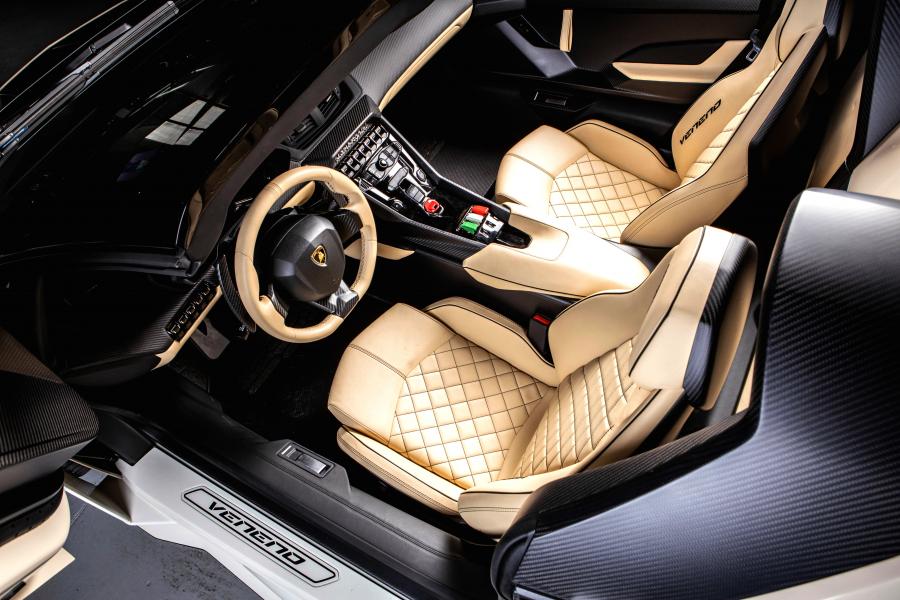 Интерьер Lamborghini Veneno Roadster 2014 года  (фото 5 из 36)